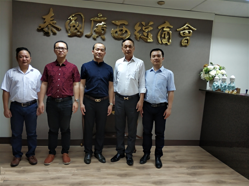 從左往右依次為國際部合伙人林健偉先生（左一），國際部總監(jiān)吳琪先生（左二），執(zhí)行董事粟宥朝先生（左三），商會主席李宇明（右二），國際部合伙人黃文超先生（右一）