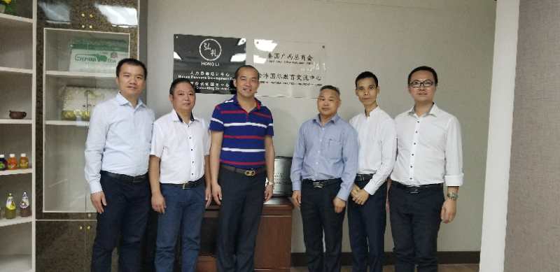 國際部合伙人黃文超（左一），林健偉（左二）國際部總監(jiān)吳琪（右一）執(zhí)行董事粟宥朝（左三），泰國廣西總商會副主席劉漢政（右二），泰國華人青年商會會長助理黃志乾(右三)