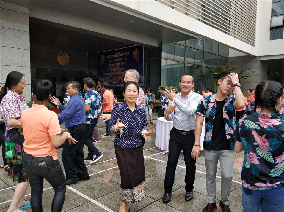 老撾駐南寧總領(lǐng)事萬?！ぞS麗雅彭女士與廣西金沛教育執(zhí)行董事粟宥朝先生一起在總領(lǐng)事館廣場載歌載舞