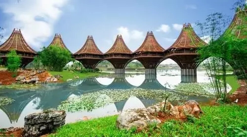 圖為中國-東盟友誼館。該建筑以廣西的風(fēng)雨橋為原型，寓意“手拉手，心連心”。表達中國與東盟十國睦鄰友好、合作共贏之意。