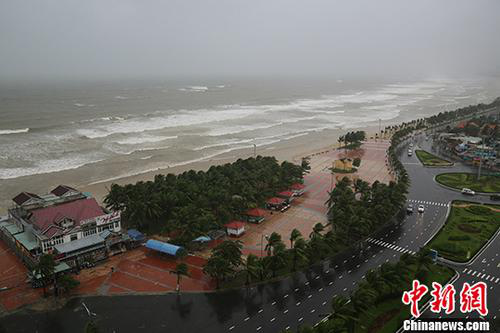 資料圖：2017年11月5日，越南峴港某處海灘風(fēng)雨交加。