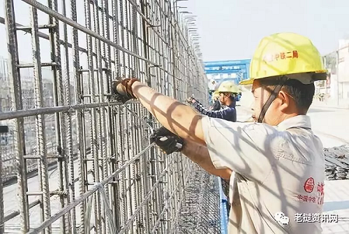 在中老鐵路萬(wàn)象制梁場(chǎng)，中老兩國(guó)技術(shù)人員正在進(jìn)行橋梁預(yù)制。本報(bào)記者 孫廣勇攝