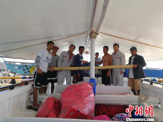 中國援助菲律賓PGN大橋工程可行性研究項目”（ThePanay-Guimaras-NegrosBridgeProject）海洋水深測量勘測人員，3月1日在吉馬拉斯海峽作業(yè)時，成功營救兩名菲律賓落水漁民。圖為兩位漁民及家屬對進行營救的中國勘測人員合影表達感謝。 中交公路規(guī)劃設計院有限公司 攝