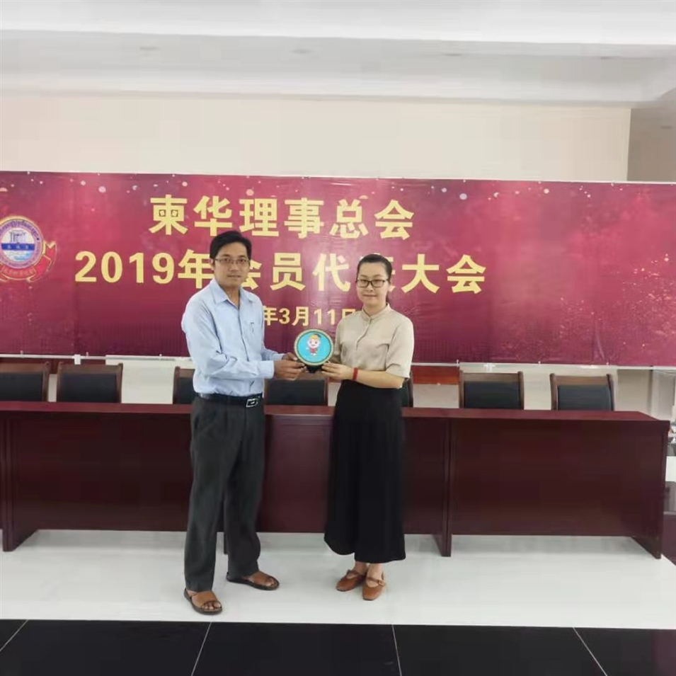 與柬華理事總會鐘耀輝秘書長合影，并交換了紀念品